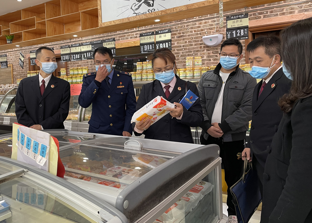 保護(hù)舌尖上的安全 福綿在行動(dòng)——玉林市、福綿區(qū)兩級(jí)檢察院聯(lián)合福綿區(qū)市場(chǎng)監(jiān)督管理局開(kāi)展冷鏈?zhǔn)称穼ｍ?xiàng)檢查助力新冠疫情防控